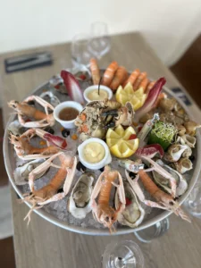 Manger des huitres, des crevettes, un plateau de fruits de mer au restaurant Le Palm à Chatelaillon-Plâge