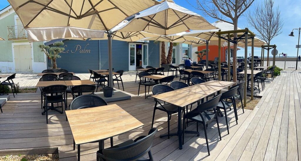 Terrasse au soleil à Chatelaillon - Restaurant Le Palm - Bord de mer