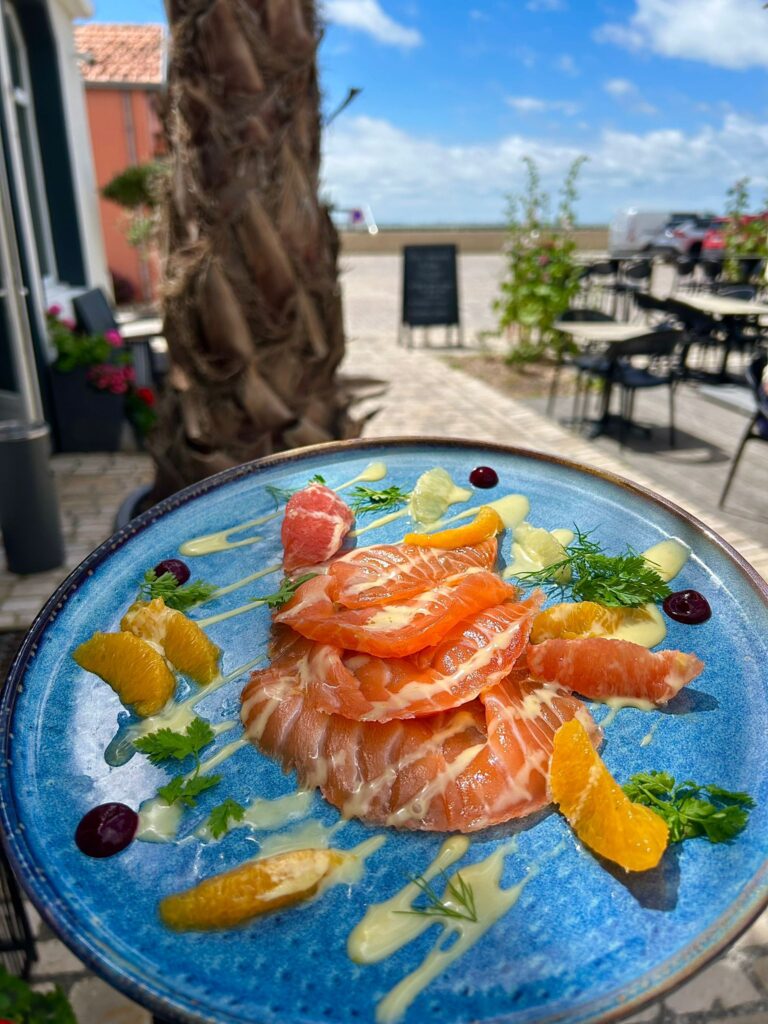 Entrée : Saumon gravlax Restaurant Le palm en bord de mer à Chatelaillon-Plage