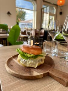 Un appétissant burger savoyard garni de fromage à ralcette fondu, steak haché et frites maison