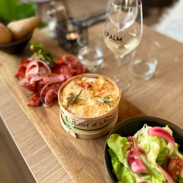 Mont d'Or fondant avec salade, charcuterie et pommes de terre au restaurant en bord de mer à Châtelaillon-Plage.