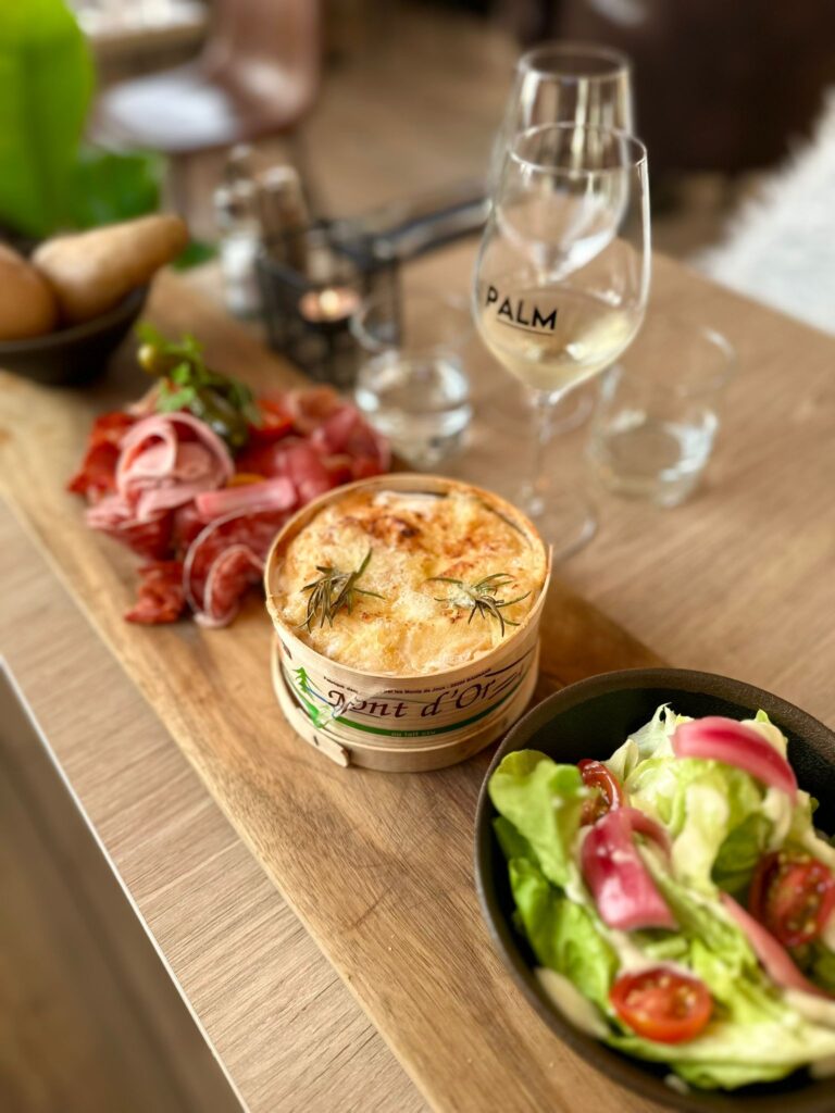 Mont d'Or fondant avec salade, charcuterie et pommes de terre au restaurant en bord de mer à Châtelaillon-Plage.