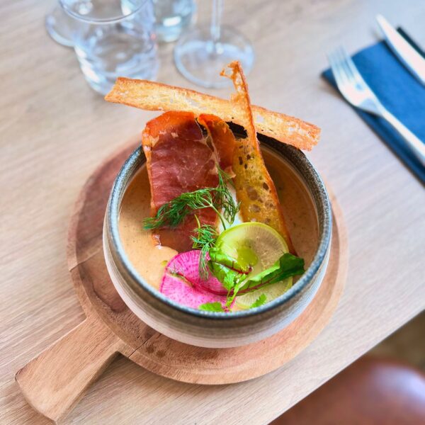 Œuf parfait servi au restaurant montagnard Le Palm à Châtelaillon près de La Rochelle, accompagné de légumes croquants et de sauce gourmande.