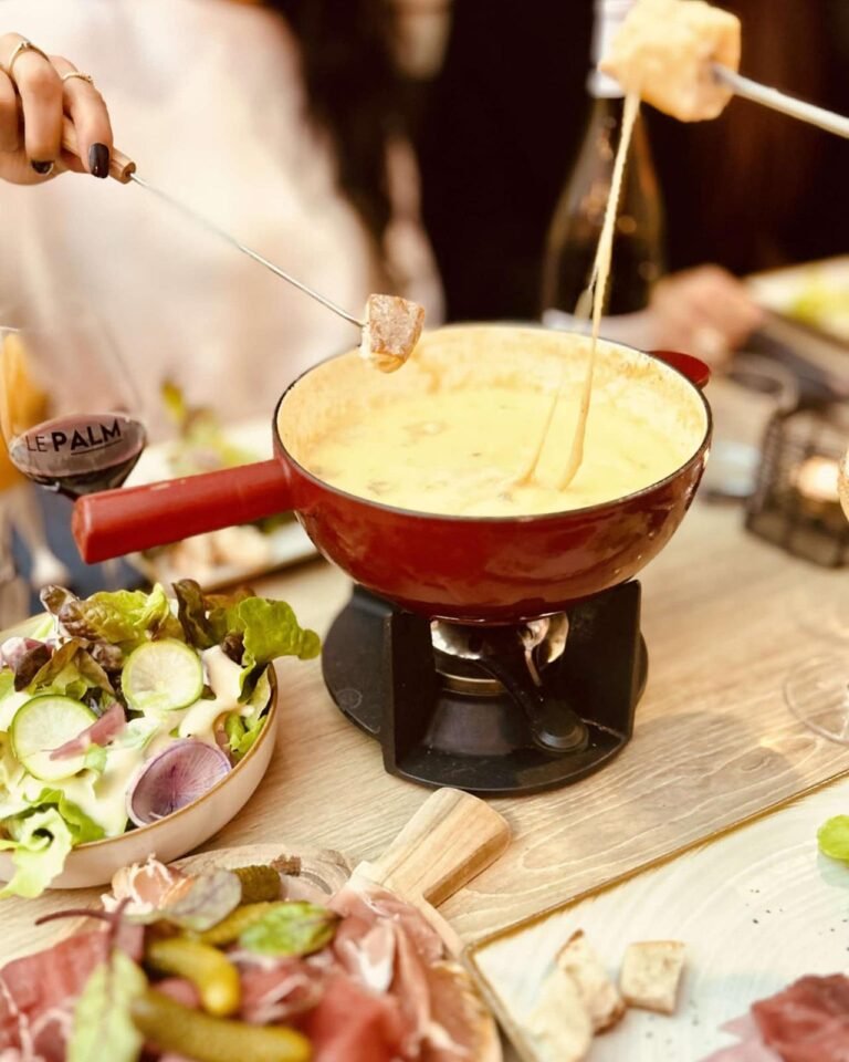 Manger une fondue entre amis